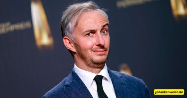 Jan Böhmermann Vermögen 2026: Wie der Satiriker mit Erdogan, Spotify und ZDF sein Geld verdient