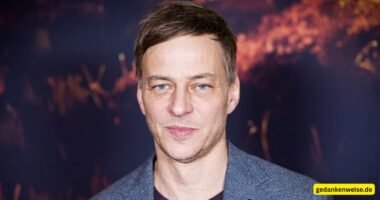 Tom Wlaschiha Vermögen 2026: Wie reich ist der „Stranger Things“ und „Game of Thrones“ Star?